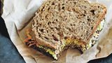 Zweierlei-Brote-Sandwich      Zutaten:  1 Scheibe Roggenvollkornbrot oder Pumpernickel, 1 Esslöffel Dijon-Senf, 3 Esslöffel Hummus, 1 Scheibe magerer Kochschinken, Fettrand entfernt, 1 Möhre, geraspelt, 1 Scheibe Weizenvollkornbrot mit niedrigem GI      Zubereitung:  Das Roggenbrot mit dem Dijon-Senf bestreichen. Hummus, Kochschinken und Möhrenraspel darauf verteilen. Das Weizenbrot als Deckel daraufsetzen.