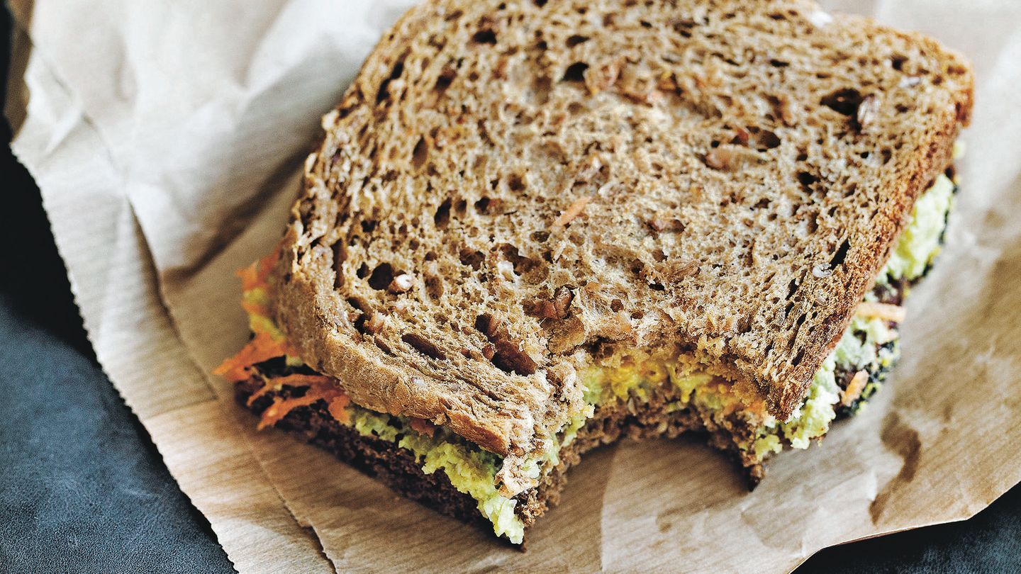 Nordische Küche: Zweierlei-Brote-Sandwich Zutaten: 1 Scheibe Roggenvollkornbrot oder Pumpernickel, 1 Esslöffel Dijon-Senf, 3 Esslöffel Hummus, 1 Scheibe magerer Kochschinken, Fettrand entfernt, 1 Möhre, geraspelt, 1 Scheibe Weizenvollkornbrot mit niedrigem GI Zubereitung: Das Roggenbrot mit dem Dijon-Senf bestreichen. Hummus, Kochschinken und Möhrenraspel darauf verteilen. Das Weizenbrot als Deckel daraufsetzen. Zweierlei-Brote-Sandwich Zutaten: 1 Scheibe Roggenvollkornbrot oder Pumpernickel, 1 Esslöffel Dijon-Senf, 3 Esslöffel Hummus, 1 Scheibe magerer Kochschinken, Fettrand entfernt, 1 Möhre, geraspelt, 1 Scheibe Weizenvollkornbrot mit niedrigem GI Zubereitung: Das Roggenbrot mit dem Dijon-Senf bestreichen. Hummus, Kochschinken und Möhrenraspel darauf verteilen. Das Weizenbrot als Deckel daraufsetzen.