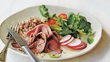 Quinoa mit Roastbeef, Tomate & Brunnenkresse      Zutaten:  40 g Quinoa, gut gespült und abgetropft, 110 g dünn aufgeschnittenes Roastbeef (medium), in Streifen geschnitten, 2 kleine Radieschen, in dünne Scheiben geschnitten, 4 Kirschtomaten, halbiert, 40 g Brunnenkresse, dicke Stiele entfernt, etwa 10 frische Minzblätter, 2 Teelöffel frisch gepresster Zitronensaft, 1 Teelöffel Olivenöl, Salz und frisch gemahlener schwarzer Pfeffer      Zubereitung:  Die Quinoa mit 125 ml Wasser in einen kleinen Topf geben. Bei mittlerer Hitze zum Kochen bringen. Die Hitze reduzieren, den Deckel aufsetzen und 12 Minuten köcheln lassen, bis die Körner das Wasser aufgenommen haben. Den Topf vom Herd nehmen und die Quinoa vollständig abkühlen lassen.