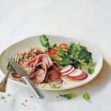 Quinoa mit Roastbeef, Tomate & Brunnenkresse      Zutaten:  40 g Quinoa, gut gespült und abgetropft, 110 g dünn aufgeschnittenes Roastbeef (medium), in Streifen geschnitten, 2 kleine Radieschen, in dünne Scheiben geschnitten, 4 Kirschtomaten, halbiert, 40 g Brunnenkresse, dicke Stiele entfernt, etwa 10 frische Minzblätter, 2 Teelöffel frisch gepresster Zitronensaft, 1 Teelöffel Olivenöl, Salz und frisch gemahlener schwarzer Pfeffer      Zubereitung:  Die Quinoa mit 125 ml Wasser in einen kleinen Topf geben. Bei mittlerer Hitze zum Kochen bringen. Die Hitze reduzieren, den Deckel aufsetzen und 12 Minuten köcheln lassen, bis die Körner das Wasser aufgenommen haben. Den Topf vom Herd nehmen und die Quinoa vollständig abkühlen lassen.