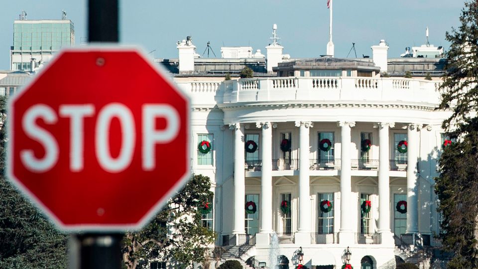 Stopp-Schild vor dem Weißen Haus - Shutdown hat zum Teil verrückte Folgen