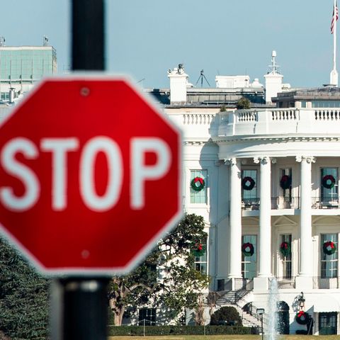 Stopp-Schild vor dem Weißen Haus - Shutdown hat zum Teil verrückte Folgen