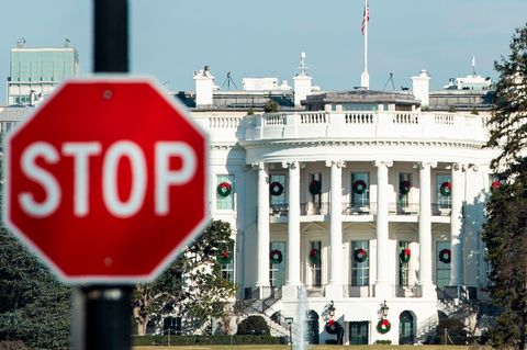 Stopp-Schild vor dem Weißen Haus - Shutdown hat zum Teil verrückte Folgen