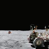 Spazierfahrt mit dem Mondmobil bei der fünften bemannten Landung: Auf dem Descartes-Landeplatz richtet Kommandant John Young die Kommunikationsantenne aus. Im Hintergrund ist das Landemodul der Mission vom April 1972 zu sehen.