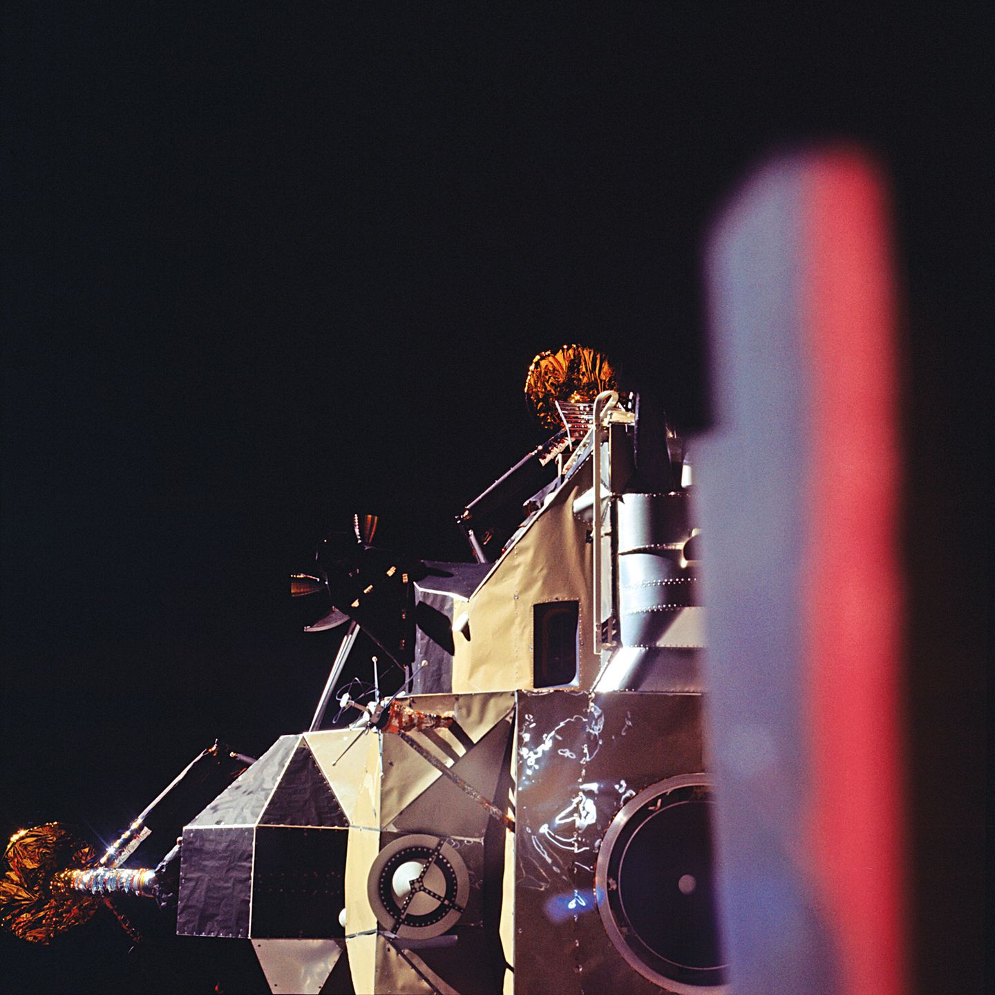 Kurz vor der ersten bemannten Mondlandung durch Apollo 11: Das Landemodul "Eagle" hat sich von der Kapsel gelöst und startet zum Soloflug am 20. Juli 1969 in Richtung Mondoberfläche.