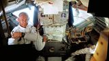 Fotomontage aus fünf Hasselblad-Fotos: das Innere des Landemoduls "Eagle" mit dem Piloten Buzz Aldrin, fotografiert von Neil Armstrong.