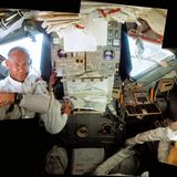 Fotomontage aus fünf Hasselblad-Fotos: das Innere des Landemoduls "Eagle" mit dem Piloten Buzz Aldrin, fotografiert von Neil Armstrong.