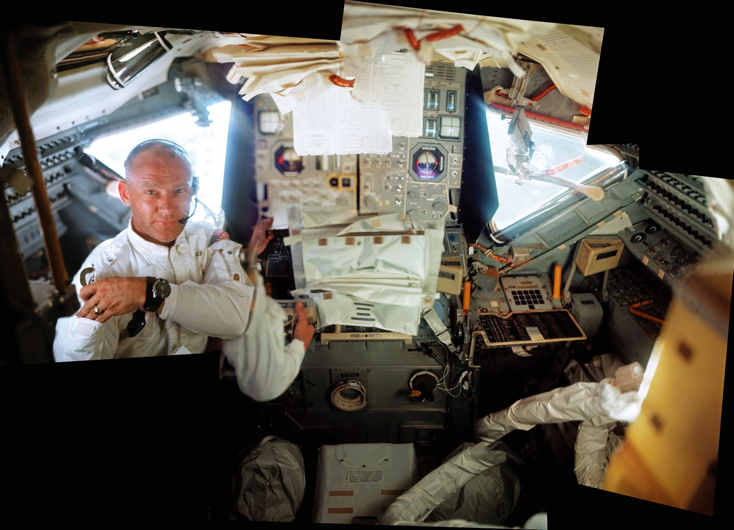 Fotomontage aus fünf Hasselblad-Fotos: das Innere des Landemoduls "Eagle" mit dem Piloten Buzz Aldrin, fotografiert von Neil Armstrong.