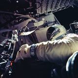 Bereit zum Ausstieg ins Weltall: Die Gemini-Kapsel kreist in einer Höhe von 260 Kilometer um die Erde