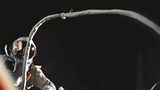 Astronaut Tom Stafford in der Schwerelosigkeit: Per "Nabelschnur" ist er mit der Raumkapsel verbunden