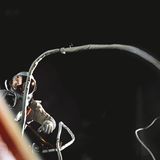 Astronaut Tom Stafford in der Schwerelosigkeit: Per "Nabelschnur" ist er mit der Raumkapsel verbunden