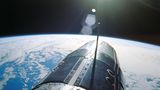 Foto aus dem Juni 1966: Blick während eines Weltraumspaziergangs auf die Erde mit der Kapsel Gemini IX im Vordergrund