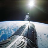 Foto aus dem Juni 1966: Blick während eines Weltraumspaziergangs auf die Erde mit der Kapsel Gemini IX im Vordergrund