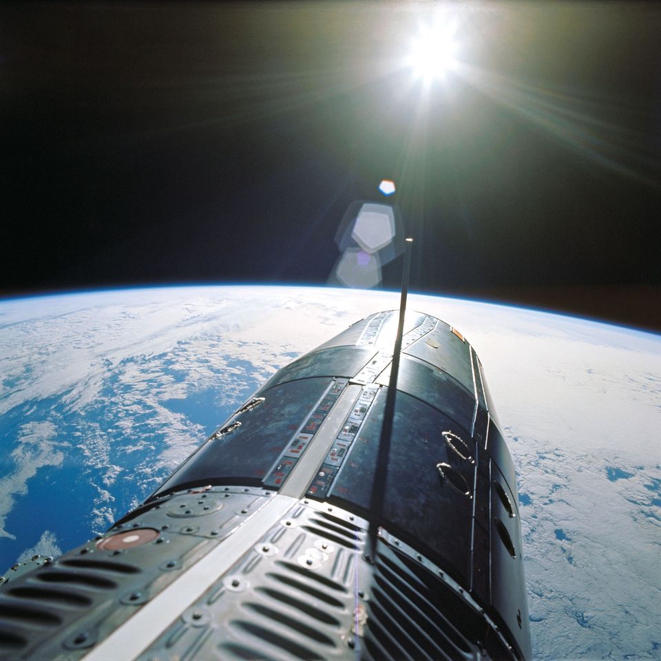 Aufbruch zum Mond: Foto aus dem Juni 1966: Blick während eines Weltraumspaziergangs auf die Erde mit der Kapsel Gemini IX im Vordergrund Foto aus dem Juni 1966: Blick während eines Weltraumspaziergangs auf die Erde mit der Kapsel Gemini IX im Vordergrund