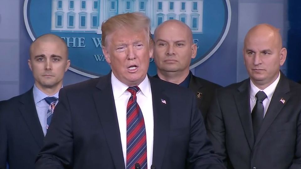 Weißes Haus: "Das war ein Stunt, keine Pressekonferenz": Trump wirbt für Mauerbau und vergrätzt Journalisten Weißes Haus: "Das war ein Stunt, keine Pressekonferenz": Trump wirbt für Mauerbau und vergrätzt Journalisten