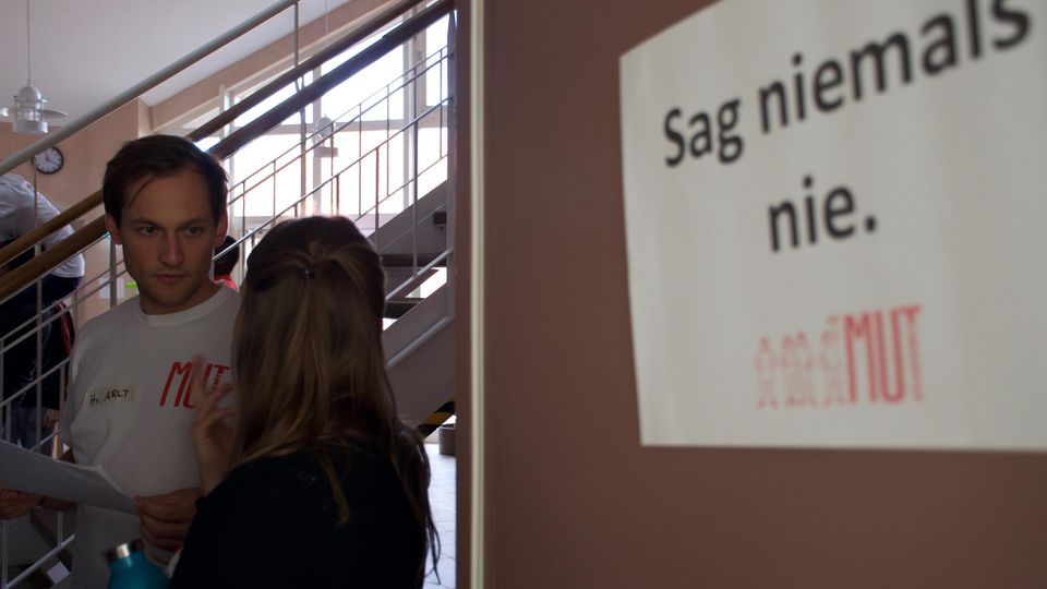 Bildung: Philipp Arlt im Gespräch mit einer MUTivatorin. Der 31-Jährige ist einer der drei Leiter der MUT-Academy gUG. Philipp Arlt im Gespräch mit einer MUTivatorin. Der 31-Jährige ist einer der drei Leiter der MUT-Academy gUG.