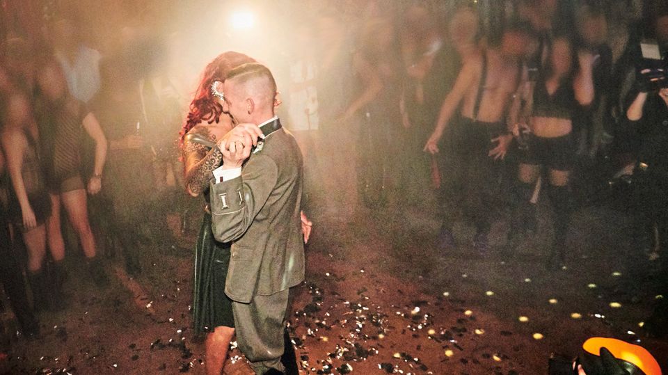 "Ich glaube ja, wer frei vögelt, denkt auch frei": Zu Besuch in einem Berliner Sexclub "Ich glaube ja, wer frei vögelt, denkt auch frei": Zu Besuch in einem Berliner Sexclub
