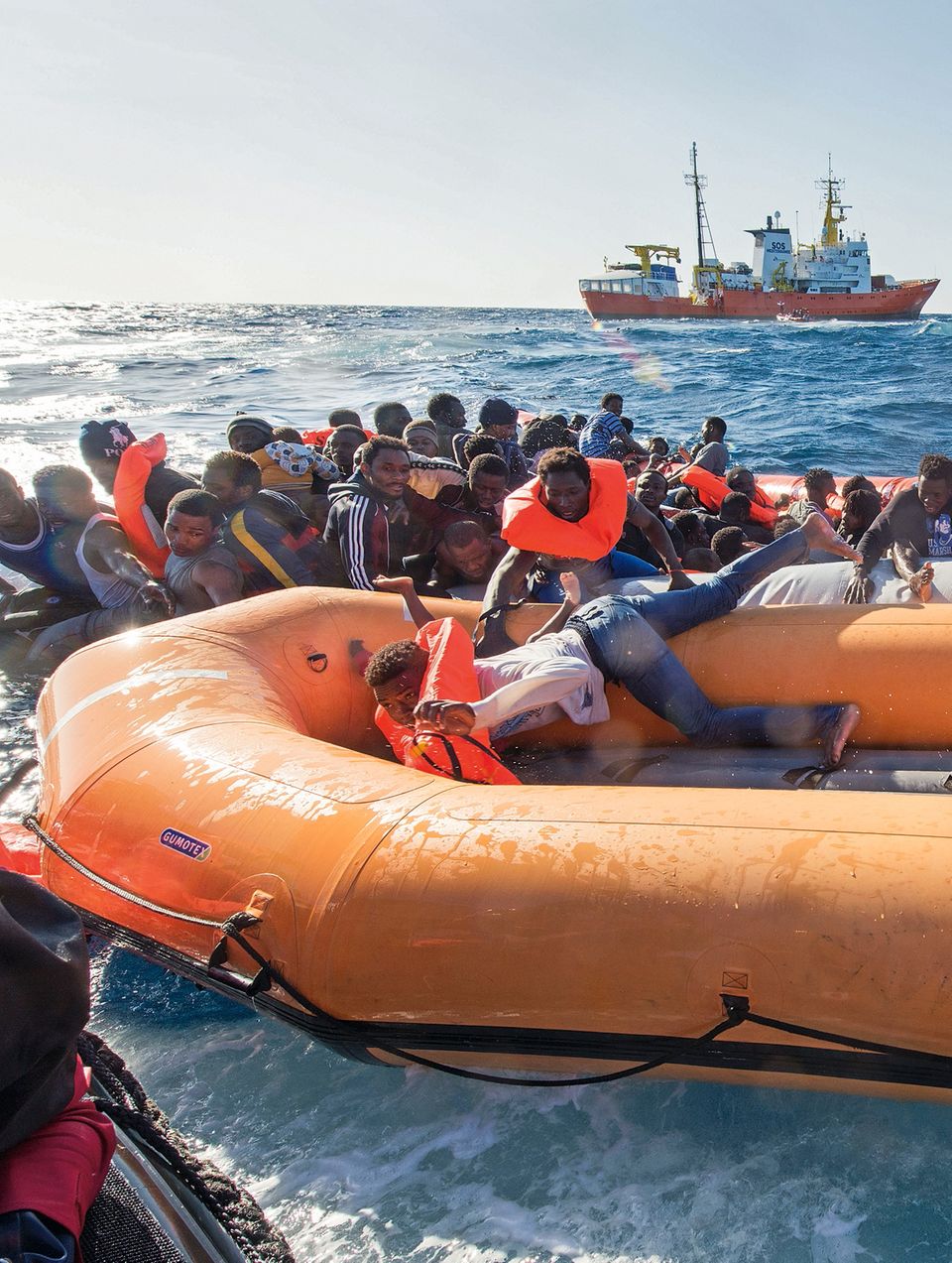 Aquarius-Seenotrettung - Gerettete Flüchtlinge im Schlauchboot Aquarius-Seenotrettung - Gerettete Flüchtlinge im Schlauchboot