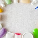 Am leichtesten ist es, Zuhause anzufangen: Duschgel, Deos, Waschmittel, Shampoos. Sie alle sind in Plastik. Versuchen Sie den Plastikanteil zu reduzieren, in dem Sie Seife anstelle von Duschgel benutzen. Oder aber recycelbare Behältnisse zum Wiederauffüllen.