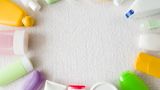 Am leichtesten ist es, Zuhause anzufangen: Duschgel, Deos, Waschmittel, Shampoos. Sie alle sind in Plastik. Versuchen Sie den Plastikanteil zu reduzieren, in dem Sie Seife anstelle von Duschgel benutzen. Oder aber recycelbare Behältnisse zum Wiederauffüllen.