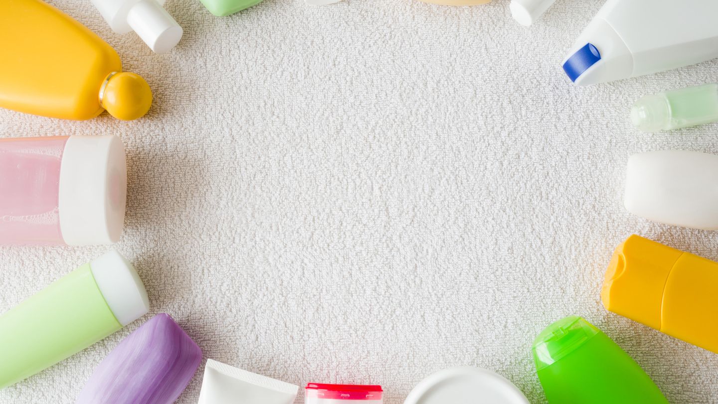 Am leichtesten ist es, Zuhause anzufangen: Duschgel, Deos, Waschmittel, Shampoos. Sie alle sind in Plastik. Versuchen Sie den Plastikanteil zu reduzieren, in dem Sie Seife anstelle von Duschgel benutzen. Oder aber recycelbare Behältnisse zum Wiederauffüllen.
