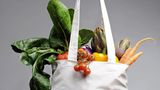 Verwenden Sie beim Einkauf keine Plastiktüten. Achten Sie darauf, dass Sie immer einen Stoffbeutel dabei haben. Und packen Sie Obst und Gemüse nicht in Plastiktüten, sondern lieber lose in den Beutel.