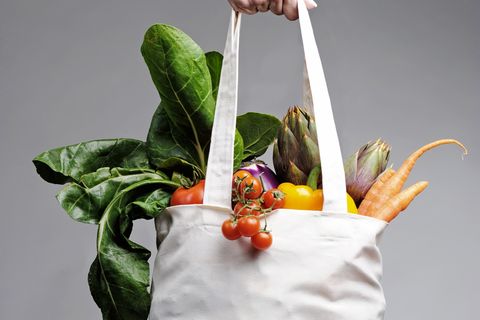 Verwenden Sie beim Einkauf keine Plastiktüten. Achten Sie darauf, dass Sie immer einen Stoffbeutel dabei haben. Und packen Sie Obst und Gemüse nicht in Plastiktüten, sondern lieber lose in den Beutel.