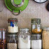 Lagern Sie Produkte wie Mehl, Reis, Nudeln oder Zucker in wiederverwendbaren Einmachgläsern. Das sieht nicht nur schick aus, Sie sparen dabei noch jede Menge Verpackungsmüll. In vielen Großstädten gibt es mittlerweile auch Unverpackt-Supermärkte.