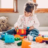 Recyceln Sie Kinderspielzeug aus Plastik. Sortieren Sie altes aus und spenden es, wenn es Ihrem Kind nicht mehr gefällt.