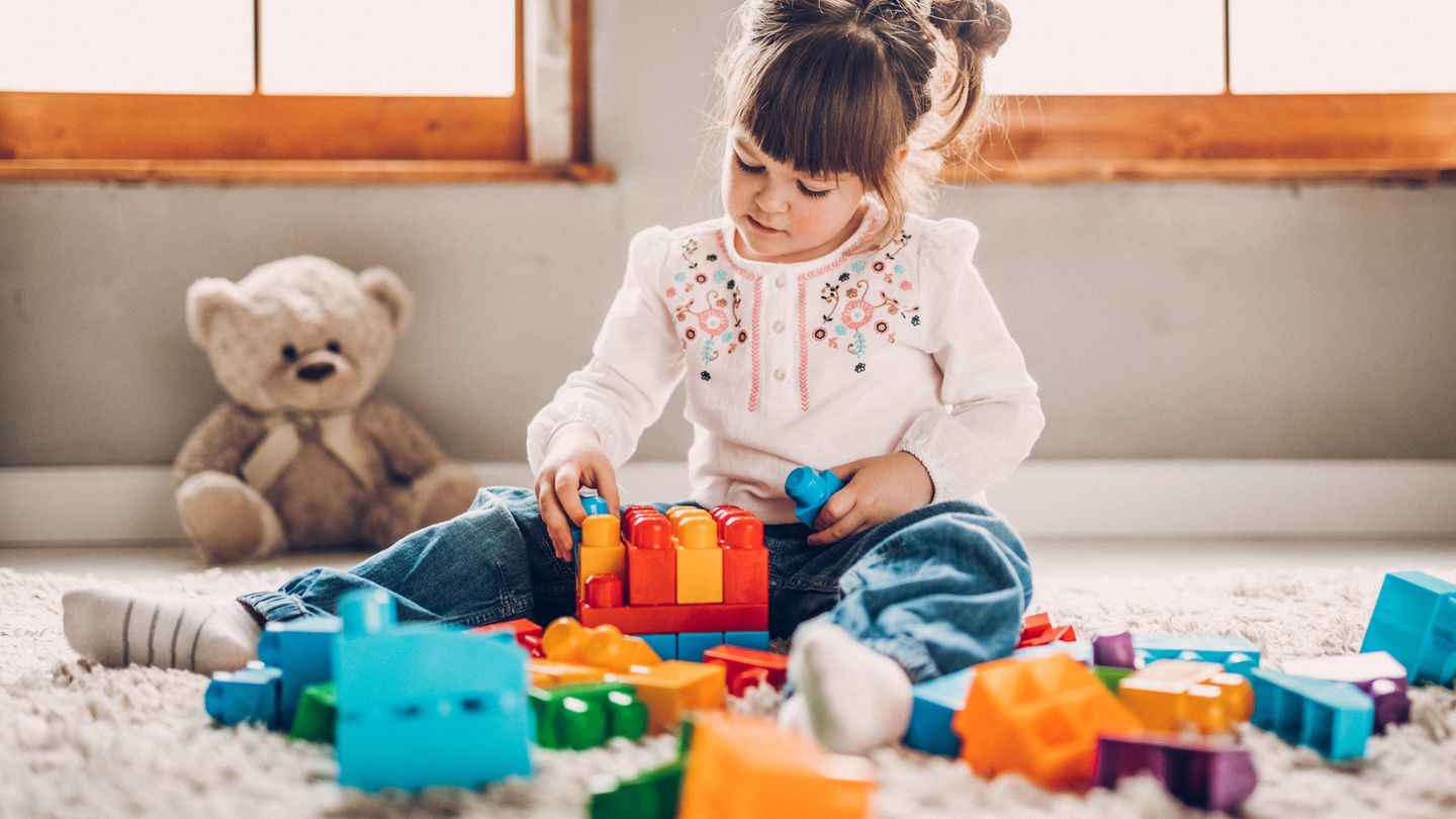 Recyceln Sie Kinderspielzeug aus Plastik. Sortieren Sie altes aus und spenden es, wenn es Ihrem Kind nicht mehr gefällt.