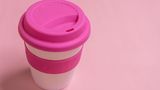 Sie trinken gern einen Kaffee auf dem Weg? Dann haben Sie immer einen wiederverwendbaren Becher dabei. Das hilft enorm, wenn man bedenkt, dass in Deutschland pro Stunde 320.000 Coffee-to-go-Becher im Müll landen, wie die Deutsche Umwelthilfe (DUH) bereits 2015 ermittelt hat.