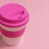 Sie trinken gern einen Kaffee auf dem Weg? Dann haben Sie immer einen wiederverwendbaren Becher dabei. Das hilft enorm, wenn man bedenkt, dass in Deutschland pro Stunde 320.000 Coffee-to-go-Becher im Müll landen, wie die Deutsche Umwelthilfe (DUH) bereits 2015 ermittelt hat.