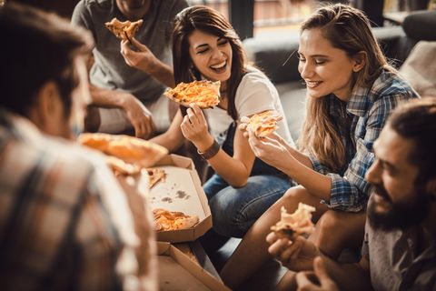 Essen Sie langsamer  Wer zu schnell isst, kann sein Sättigungsgefühl verpassen und isst dadurch mehr als er eigentlich bräuchte. Daher kauen und essen Sie bewusst und langsam. 