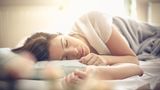 Schlafen Sie mehr  Unzählige Studien belegen, dass Schlaf wichtig für die Regeneration ist, aber auch fürs Gewicht. Wer müde ist, greift eher zu hoch kalorischen Lebensmitteln.