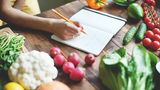Schreiben Sie auf, was Sie essen  Es klingt nach Aufwand, könnte sich aber auszahlen. Zu oft essen wir einfach ohne darüber nachzudenken. Wenn Sie Buch darüber führen, was Sie essen, wissen Sie genau wo die Fehlerquelle liegt.