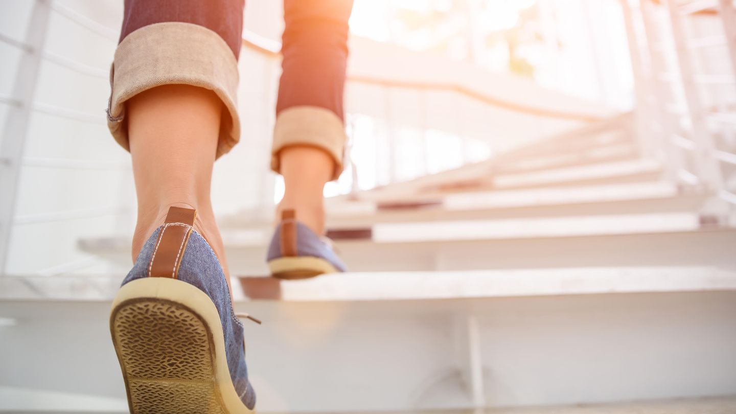 Bewegen Sie sich mehr  Natürlich ist Sport wichtig, aber auch Bewegung zwischendrin. Wer einen Acht-Stunden-Arbeitstag am Schreibtisch verbringt, sollte immer wieder kleine Bewegungseinheiten einlegen. Steigern Sie Ihre Herzfrequenz, indem Sie beispielsweise die Treppe anstelle des Aufzugs im Büro nehmen.
