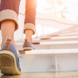 Bewegen Sie sich mehr  Natürlich ist Sport wichtig, aber auch Bewegung zwischendrin. Wer einen Acht-Stunden-Arbeitstag am Schreibtisch verbringt, sollte immer wieder kleine Bewegungseinheiten einlegen. Steigern Sie Ihre Herzfrequenz, indem Sie beispielsweise die Treppe anstelle des Aufzugs im Büro nehmen.