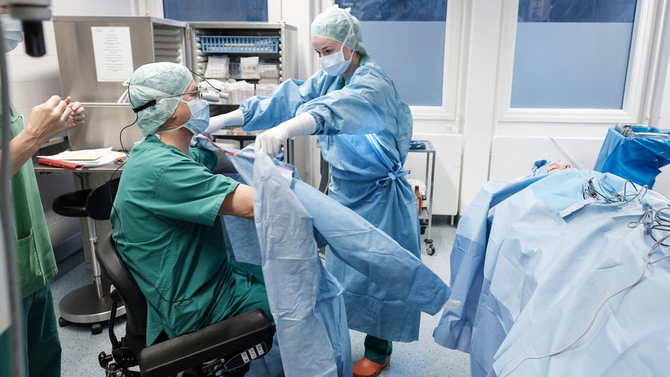 Mithilfe eines Spezialstuhls kann Grundmann operieren Mithilfe eines Spezialstuhls kann Grundmann operieren