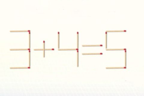 Die Rechnung 3+4=5 mit Streichhölzern geschrieben.