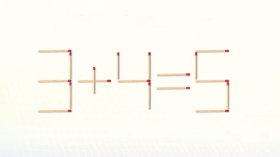 Die Rechnung 3+4=5 mit Streichhölzern geschrieben.