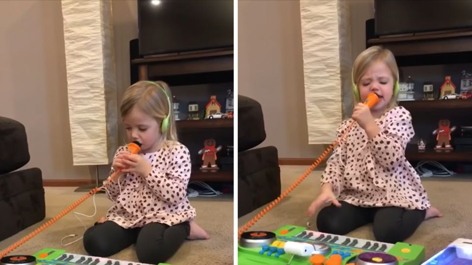 Ein kleines Mädchen hockt vor einer bunten Karaoke-Maschine und schreit in ihr Mikrofon Ein kleines Mädchen hockt vor einer bunten Karaoke-Maschine und schreit in ihr Mikrofon