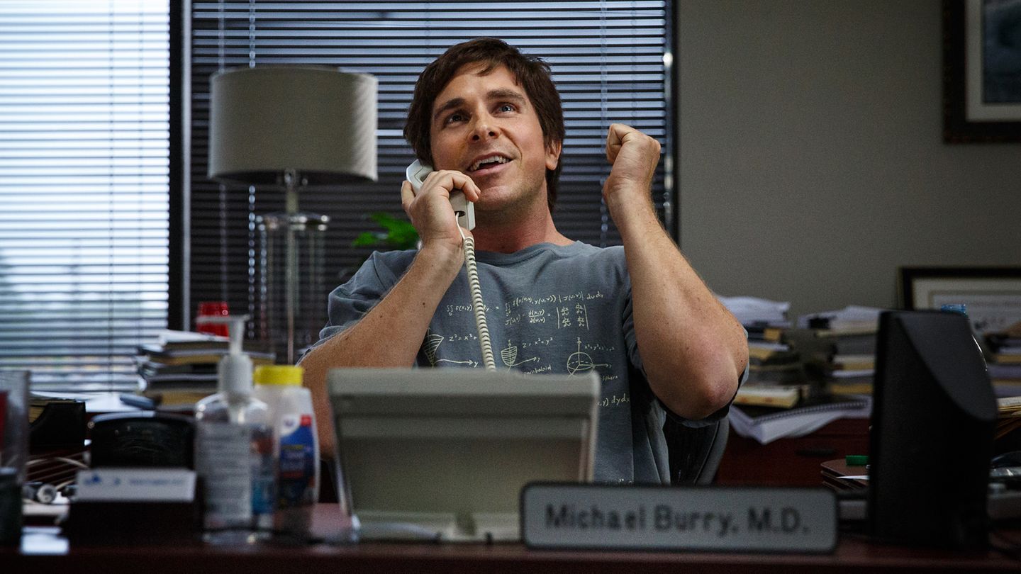 Im Drama "The Big Short" gab Christian Bale den Hedgefond-Manager Michael Burry, der die folgenschwere Finanzkrise des Jahres 2008 bereits weit im Voraus prophezeite. Bale spielte den Zahlen-Nerd so überzeugend dass er mit einer Oscar-Nominierung als bester Nebendarsteller belohnt wurde.