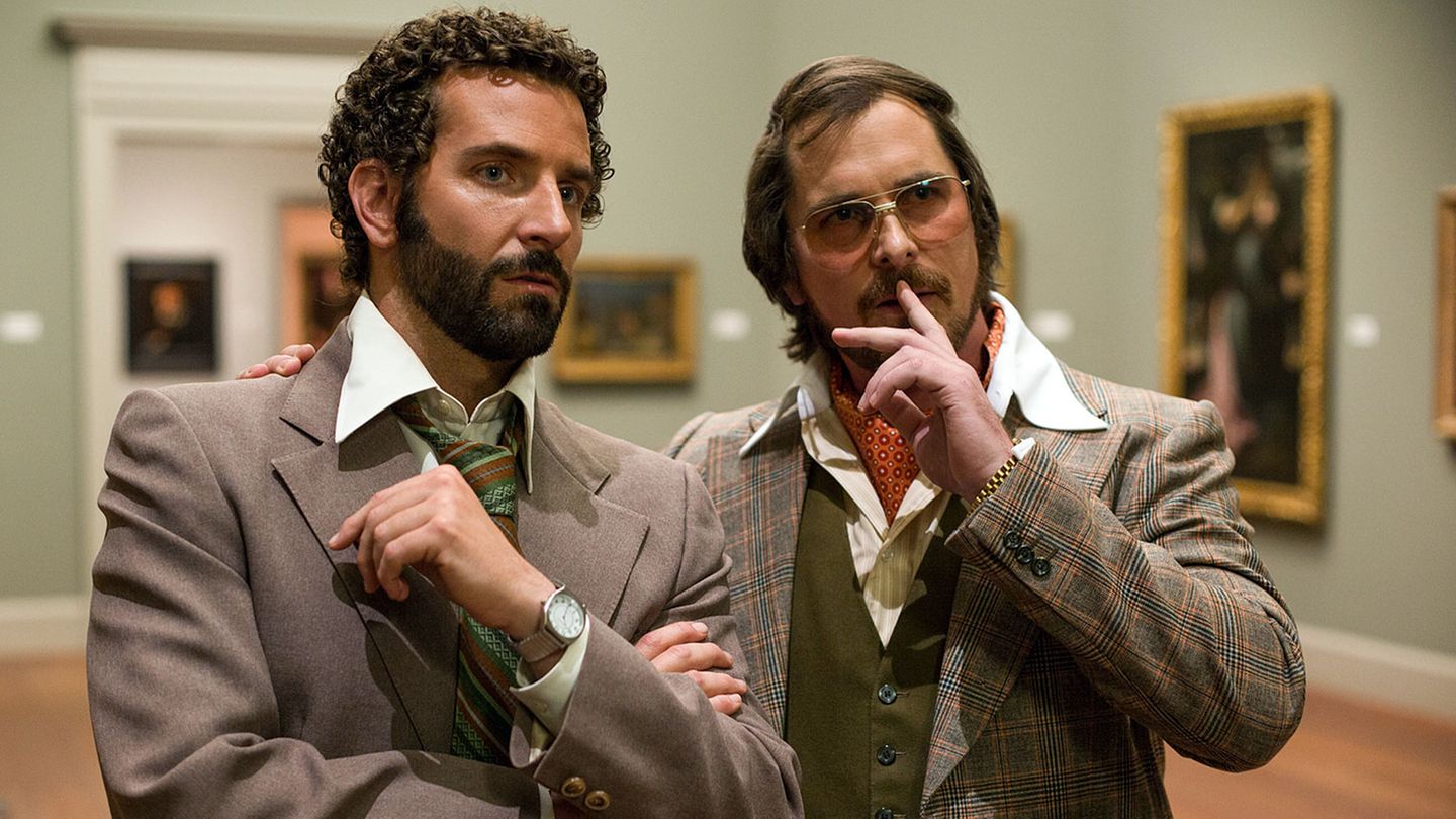 Halbglatze, Kassengestell, Bierbauch: Für seine Rolle des Trickbetrügers Irving Rosenfeld im Film "American Hustle" griff Christian Bale (r.) erneut tief in die Klamottenkiste. 20 Kilo legte der Schauspieler zu und ließ sich Bart und Haare wachsen. Bales Mühen wurden mit einer Oscar-Nominierung als bester Hauptdarsteller belohnt. Über seine fetten Zeiten sagt der Waliser: "Mit all dem Gewicht auf den Rippen kannst du dich einfach nicht mehr gut bewegen. Alles tut weh, es ist eine Qual."