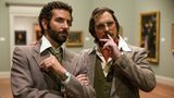 Halbglatze, Kassengestell, Bierbauch: Für seine Rolle des Trickbetrügers Irving Rosenfeld im Film "American Hustle" griff Christian Bale (r.) erneut tief in die Klamottenkiste. 20 Kilo legte der Schauspieler zu und ließ sich Bart und Haare wachsen. Bales Mühen wurden mit einer Oscar-Nominierung als bester Hauptdarsteller belohnt. Über seine fetten Zeiten sagt der Waliser: "Mit all dem Gewicht auf den Rippen kannst du dich einfach nicht mehr gut bewegen. Alles tut weh, es ist eine Qual."