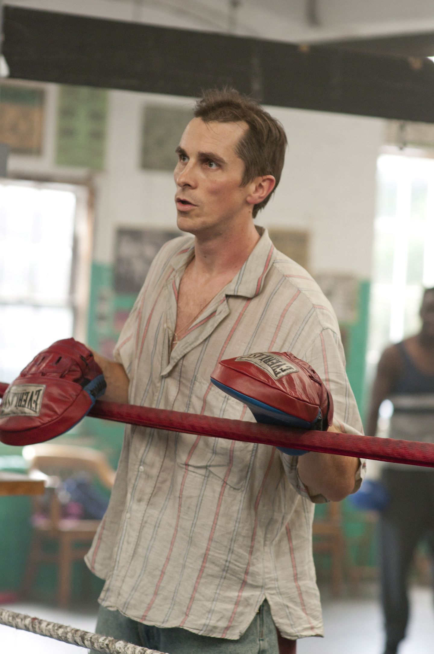 Einen Oscar als bester Nebendarsteller hat er bereits: 2011 gewann Bale als drogensüchtiger Boxtrainer Dicky Eklund im Drama "The Fighter". Um die Rolle glaubwürdig zu verkörpern, verlor er 15 Kilogramm, ließ sich die Haare ausdünnen und Schatten unter die Augen schminken. Das Abnehmen war eine Tortur. "Es ist nicht schön, ständig hungrig ins Bett zu gehen. Du hast einfach keinen Spaß im Leben, weil du ständig schlecht gelaunt bist. Und wenn der Magen knurrt, dann ist das kein gutes Gefühl", sagt Bale.