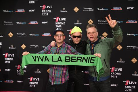 Die drei Mitglieder von "Fettes Brot" posieren mit einem grünen Schal mit "Viva la Bernie"-Schriftzug