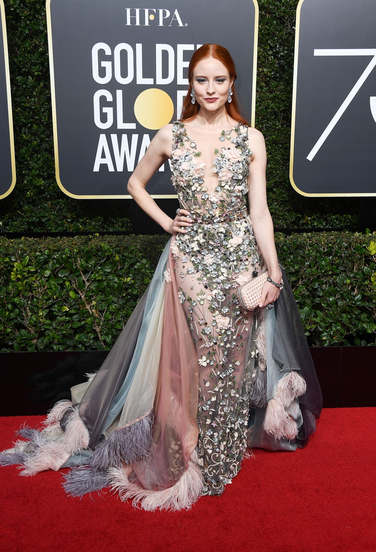 Golden Globes: 2018 galt bei den Golden Globes ein einheitlicher Dresscode: schwarz. Damit sollte die Initiative "Time's Up" unterstützt und Solidarität mit Opfern sexueller Gewalt bekundet werden. Model Barbara Meier kam jedoch in einem transparenetn Blüten-Federkleid. Ihre Erklärung: "Wenn wir wollen, dass heute die Golden Globes der starken Frauen sind, die für ihre Rechte kämpfen, ist es in meinen Augen der falsche Weg, sich nicht mehr körperbetont anzuziehen und uns die Freude am Ausdruck unserer Persönlichkeit durch Mode zu nehmen. Wenn wir das einschränken, weil sich einige Männer nicht unter Kontrolle haben, ist das in meinen Augen ein Rückschritt", schrieb die Deutsche auf Instagram. 2018 galt bei den Golden Globes ein einheitlicher Dresscode: schwarz. Damit sollte die Initiative "Time's Up" unterstützt und Solidarität mit Opfern sexueller Gewalt bekundet werden. Model Barbara Meier kam jedoch in einem transparenetn Blüten-Federkleid. Ihre Erklärung: "Wenn wir wollen, dass heute die Golden Globes der starken Frauen sind, die für ihre Rechte kämpfen, ist es in meinen Augen der falsche Weg, sich nicht mehr körperbetont anzuziehen und uns die Freude am Ausdruck unserer Persönlichkeit durch Mode zu nehmen. Wenn wir das einschränken, weil sich einige Männer nicht unter Kontrolle haben, ist das in meinen Augen ein Rückschritt", schrieb die Deutsche auf Instagram.