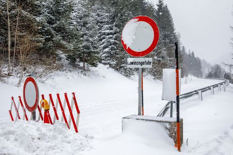 Österreich, Sankt Nikolai: Eine Straßensperre aufgrund der hohen Lawinengefahr am Sölkpass im Raum Sankt Nikolai im Sölktal.