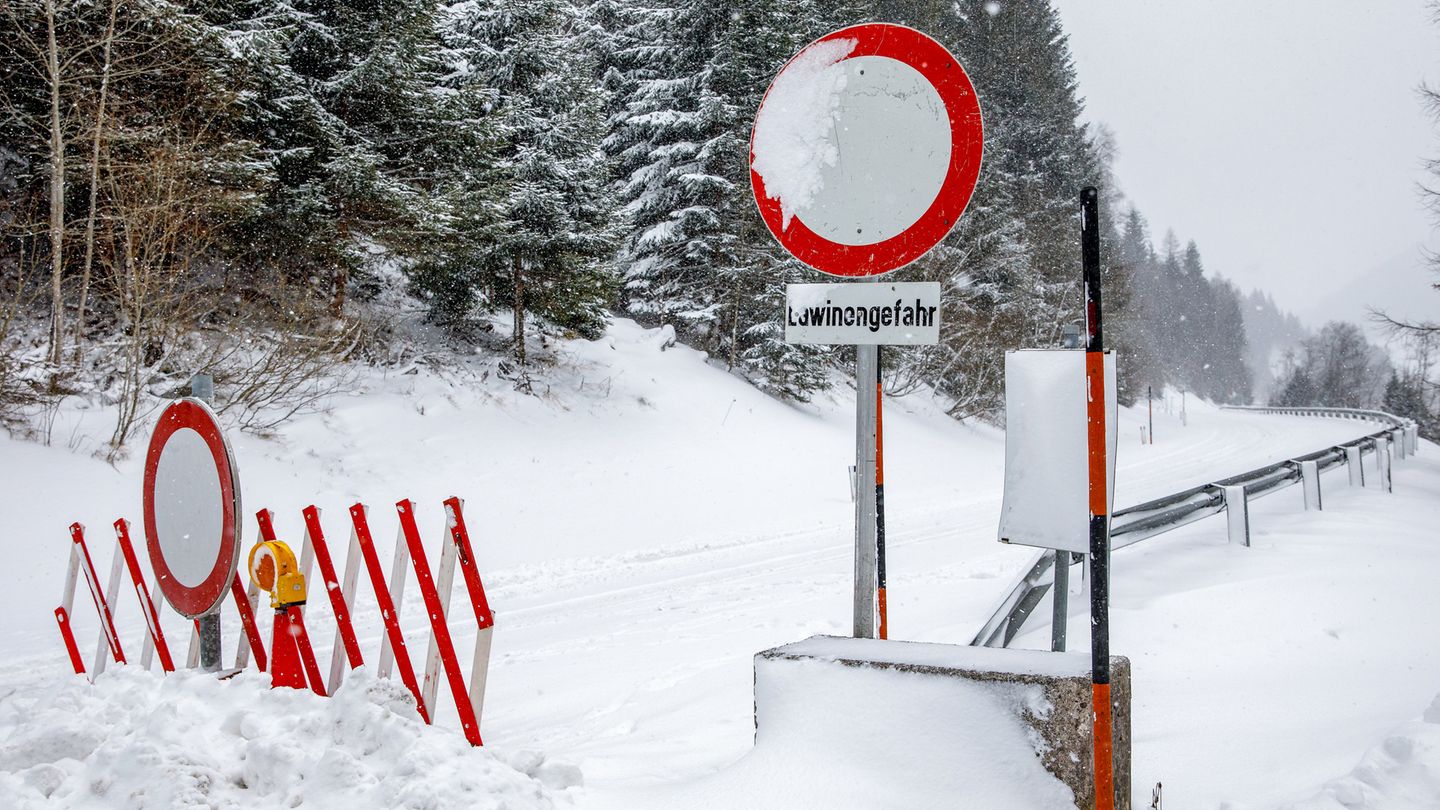 Österreich, Sankt Nikolai: Eine Straßensperre aufgrund der hohen Lawinengefahr am Sölkpass im Raum Sankt Nikolai im Sölktal.