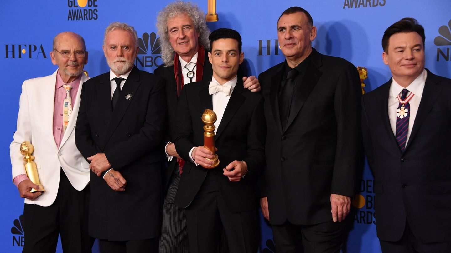 Rami Malek (3.v.r.) posiert bei den Golden Globes mit Graham King (2.v.r), Brian May (3.v.l.) and Mike Myers (r.).